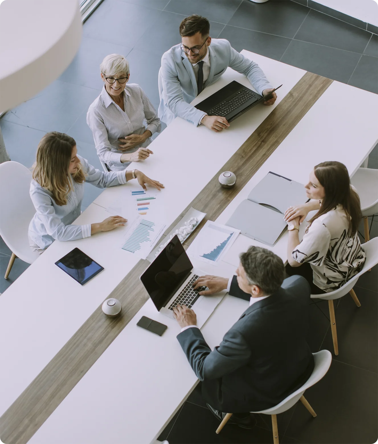 Equipo de trabajo reunido en la sala de juntas